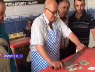 Οι Τούρκοι κομματιάζουν δολάρια με μπαλτάδες - Συνεχίζουν να καταστρέφουν το αμερικανικό νόμισμα! (βίντεο)